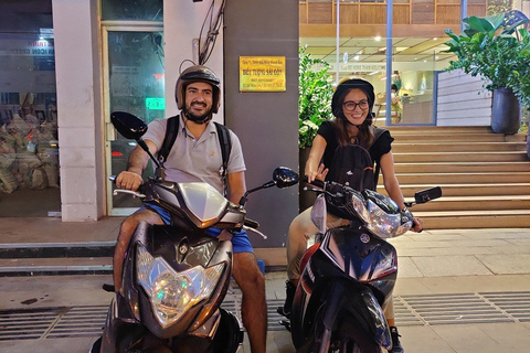 Hô-Chi-Minh-Ville : visite nocturne en Vespa d'époquePoint de rencontre pour les clients séjournant en dehors des districts 1, 3 et 4