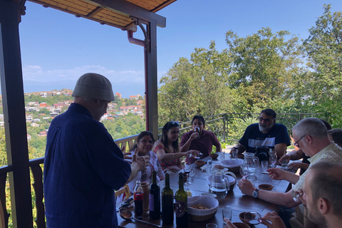 Kahketi: excursão de degustação de vinhos de dia inteiro com almoço