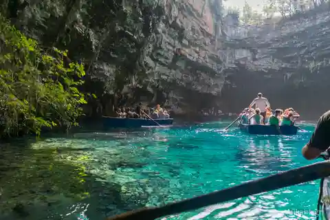 Argostoli: Melissani & Drogarati Cave Tour with Wine Tasting
