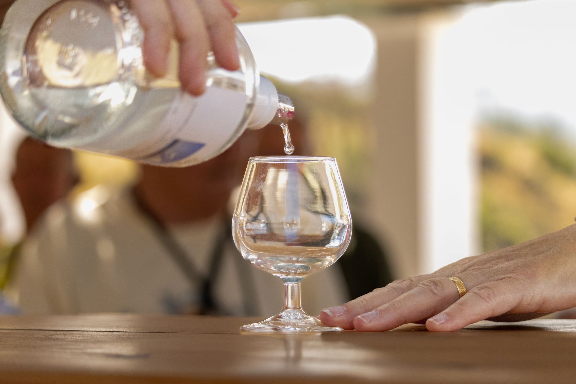 Die Weine von Rhodos: Traditionelle Weinverkostung in den Weinbergen