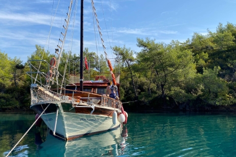 Au départ de Bodrum : Excursion privée en bateau au coucher du soleil avec dîner et baignade