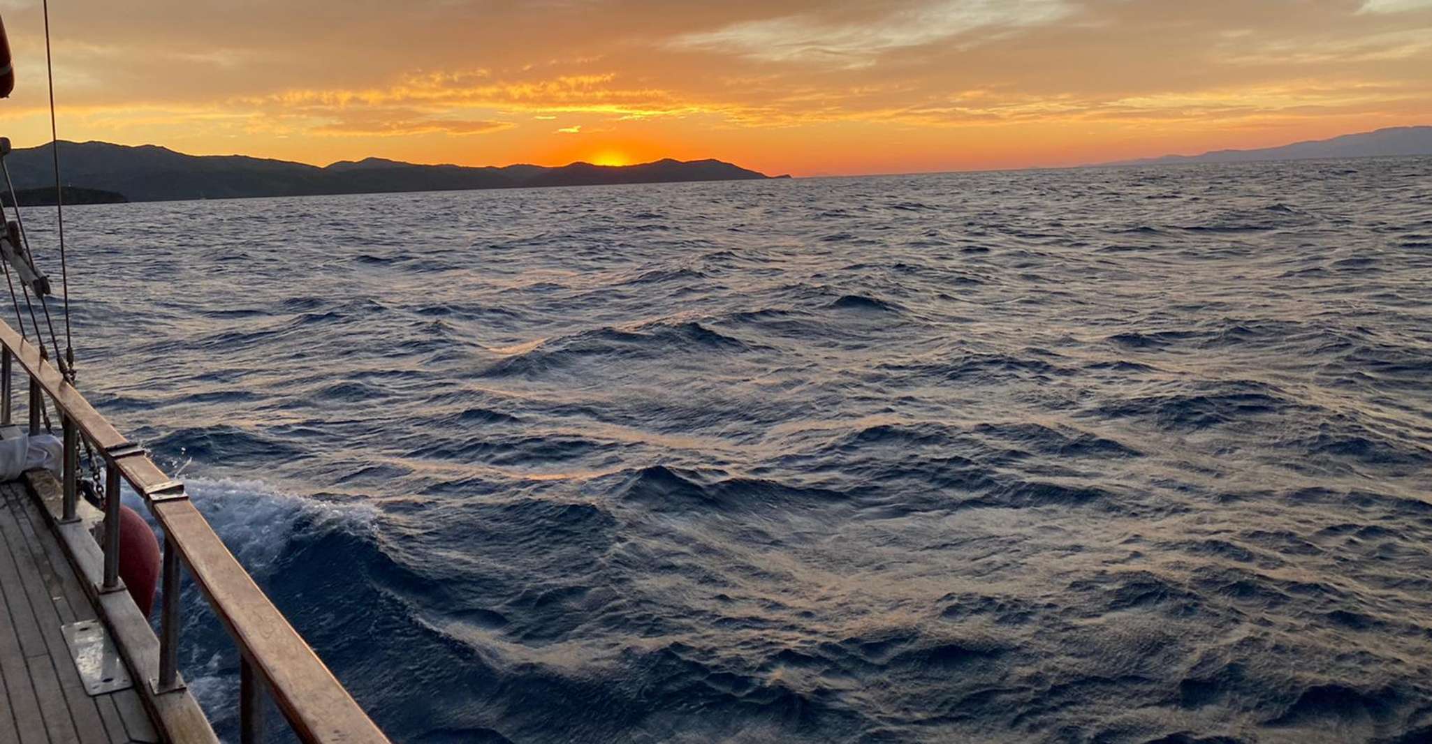 Desde Bodrum, Tour privado de Sunset Boat con cena y natación - Housity