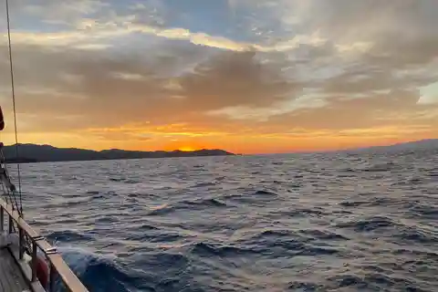 From Bodrum: Private Sunset Boat Tour with Dinner & Swimming