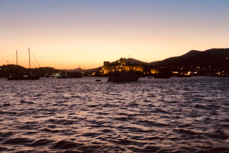 Z Bodrum: Prywatna wycieczka łodzią o zachodzie słońca z kolacją i pływaniem