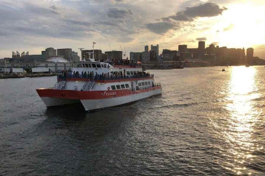 Boston: Boston Harbor Sunset Cruise. Foto: GetYourGuide