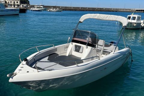 Da Sorrento: gita in barca privata di un'intera giornata a Capri con bevande