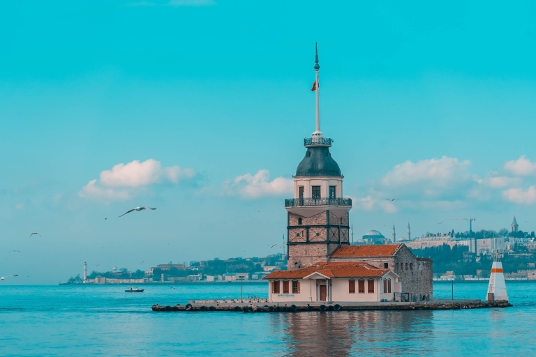 Istanbul: Yachttour mit Audioguide entlang der BosporusstraßeIstanbul: Yachttour bei Sonnenuntergang