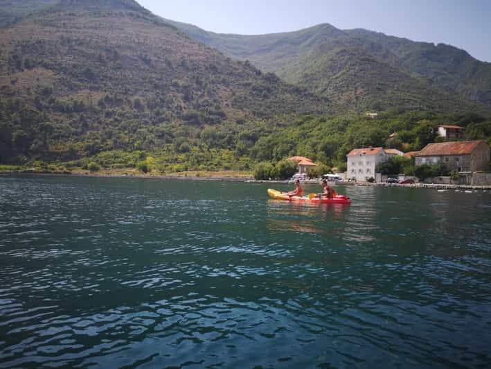 Prčanj begeleide kajaktocht door de baai van Kotor met klifspringen