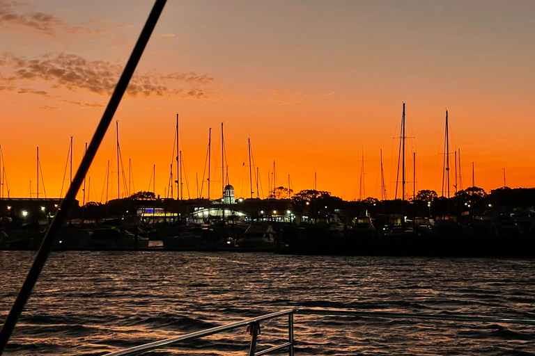 Vela com champanhe ao pôr do sol em Hervey BayBaía de Hervey: Veleiro ao Pôr do Sol c/ Champanhe