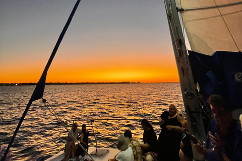 Vela com champanhe ao pôr do sol em Hervey BayBaía de Hervey: Veleiro ao Pôr do Sol c/ Champanhe