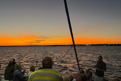 Vela com champanhe ao pôr do sol em Hervey BayBaía de Hervey: Veleiro ao Pôr do Sol c/ Champanhe