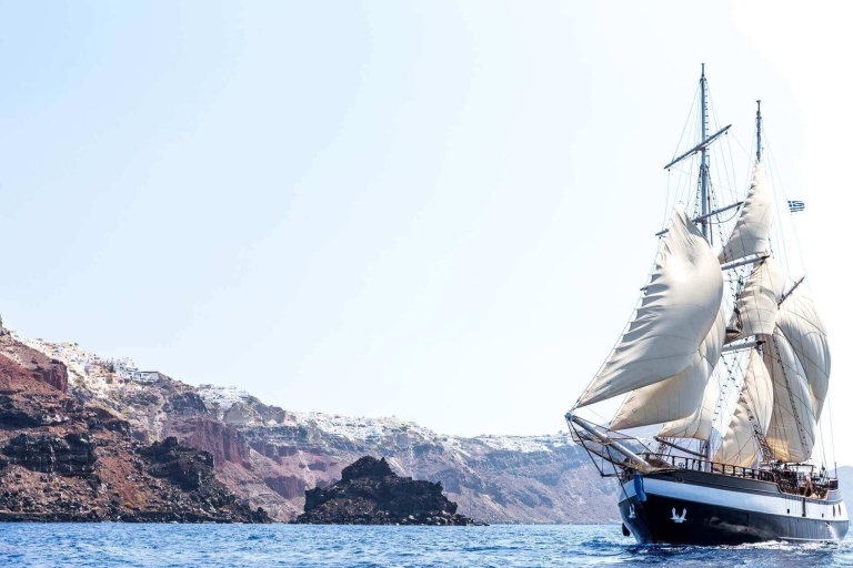 Santorini: Crucero de la puesta de sol volcánicaCrucero al atardecer con aguas termales y cena en Thirassia