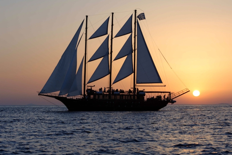 Santorini: Crucero de la puesta de sol volcánicaCrucero al atardecer con aguas termales y cena en Thirassia