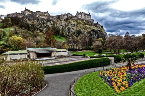 Edimburgo: Visita histórica guiada por los terrenos del castilloCastillo de Edimburgo: Mil años de majestuosidad - Entradas incluidas