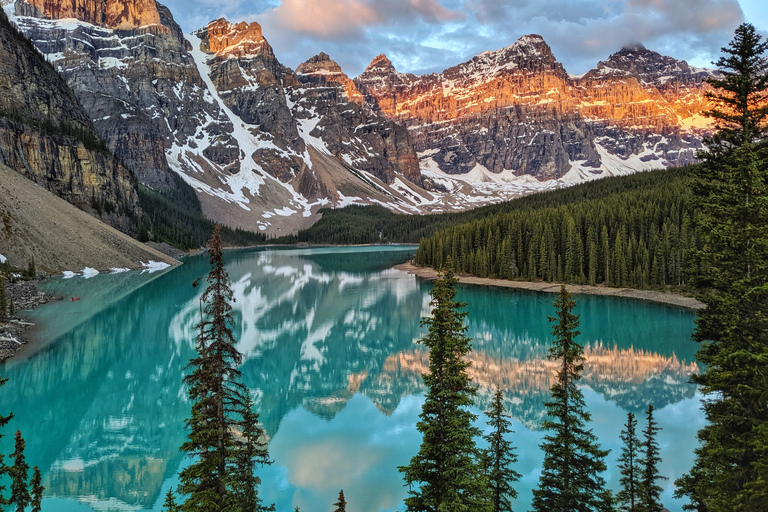 Z Banff: wschód słońca nad jeziorem Moraine i jeziorem Louise