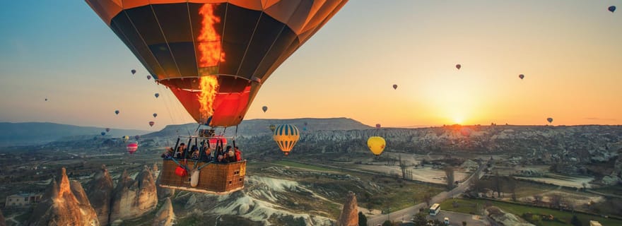Au départ d'Antalya : Circuit de 2 jours en Cappadoce, hôtel troglodyte et montgolfière
