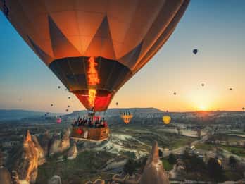 Au départ d'Antalya : Circuit de 2 jours en Cappadoce, hôtel troglodyte et montgolfière