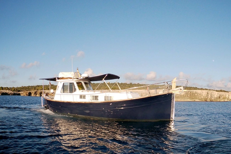 Desde Cala Galdana: excursión en barco por las calas de Menorca con tentempiés localesExcursión privada en barco de medio día