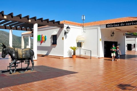 From Costa del Sol: Mijas, Marbella and Puerto Banús Tour