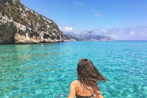 Au départ de Cala Gonone : excursion en dinghy dans le golfe d&#039;OroseiAu départ de Cala Gonone : excursion en canot pneumatique dans le golfe d&#039;Orosei
