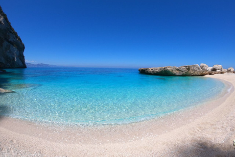 Au départ de Cala Gonone : excursion en dinghy dans le golfe d&#039;OroseiAu départ de Cala Gonone : excursion en canot pneumatique dans le golfe d&#039;Orosei