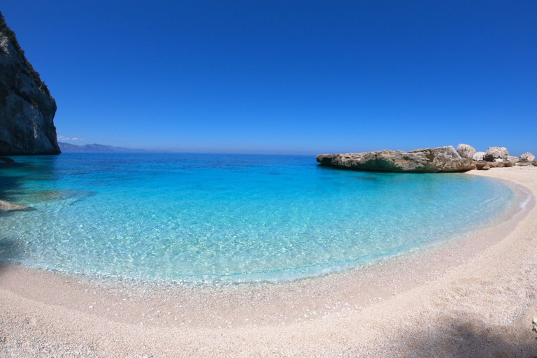 Au départ de Cala Gonone : excursion en dinghy dans le golfe d&#039;OroseiAu départ de Cala Gonone : excursion en canot pneumatique dans le golfe d&#039;Orosei