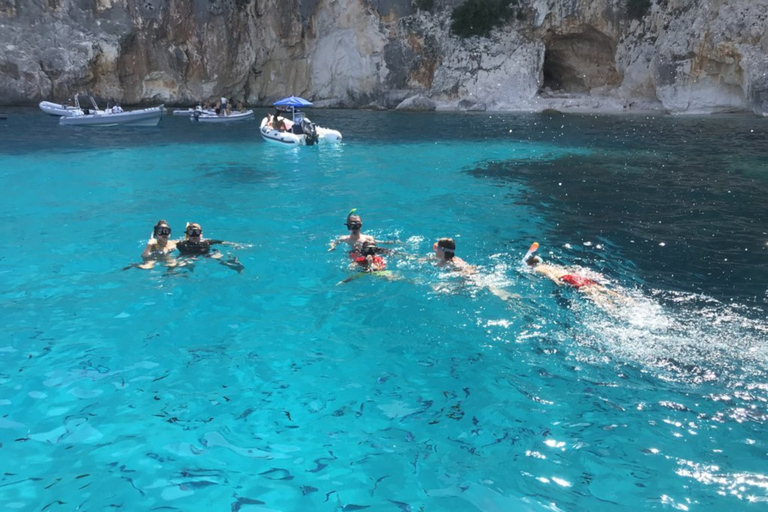 Au départ de Cala Gonone : excursion en dinghy dans le golfe d&#039;OroseiAu départ de Cala Gonone : excursion en canot pneumatique dans le golfe d&#039;Orosei