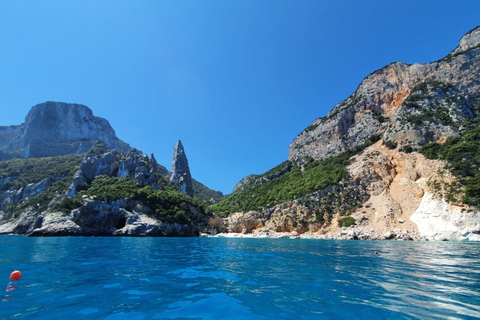 Au départ de Cala Gonone : excursion en dinghy dans le golfe d&#039;OroseiAu départ de Cala Gonone : excursion en canot pneumatique dans le golfe d&#039;Orosei