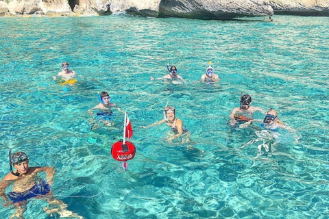 Au départ de Cala Gonone : excursion en dinghy dans le golfe d&#039;OroseiAu départ de Cala Gonone : excursion en canot pneumatique dans le golfe d&#039;Orosei