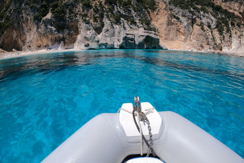 Au départ de Cala Gonone : excursion en dinghy dans le golfe d&#039;OroseiAu départ de Cala Gonone : excursion en canot pneumatique dans le golfe d&#039;Orosei