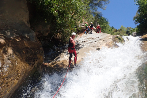 De Yunquera: Passeio de canyoning ao cânion ZarzalonesDe Yunquera: Tour Privado de Canyoning ao Zarzalones Canyon