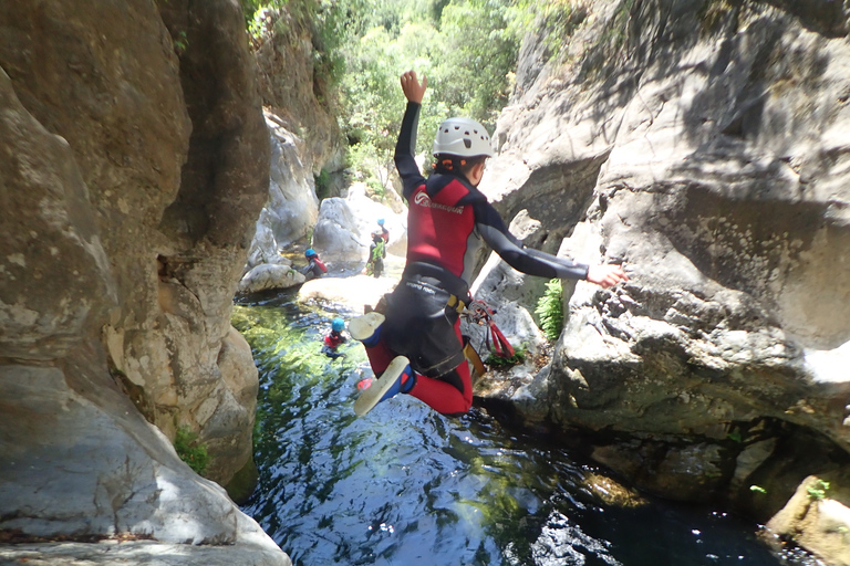 De Yunquera: Passeio de canyoning ao cânion ZarzalonesDe Yunquera: Tour Privado de Canyoning ao Zarzalones Canyon