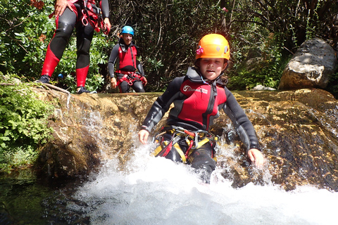 Från Yunquera: Canyoning-tur till Zarzalones CanyonFrån Yunquera: Privat canyoningtur till Zarzalones-kanjonen