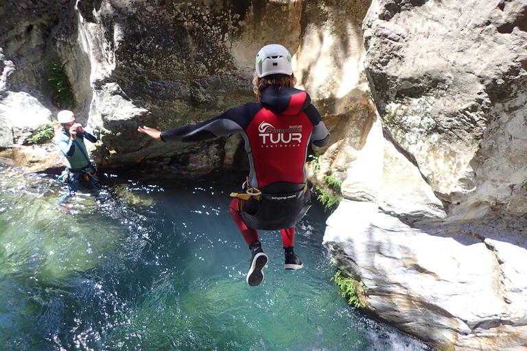 De Yunquera: Passeio de canyoning ao cânion ZarzalonesDe Yunquera: Tour Privado de Canyoning ao Zarzalones Canyon