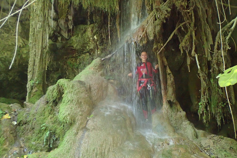 Da Yunquera: tour di canyoning nel canyon di ZarzalonesDa Yunquera: tour privato di canyoning al canyon di Zarzalones