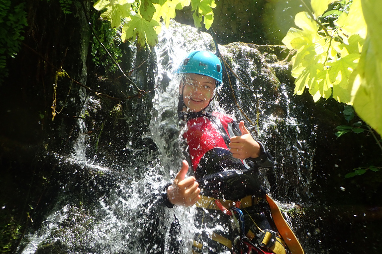 Da Yunquera: tour di canyoning nel canyon di ZarzalonesDa Yunquera: tour privato di canyoning al canyon di Zarzalones