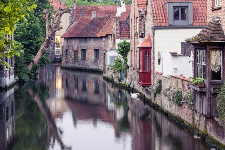 Bruges: Guided Walking Tour and Canal Boat Trip Tour in Spanish