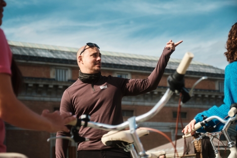 Madrid: Ruta Histórica Guiada en Bicicleta de Época con Tapas