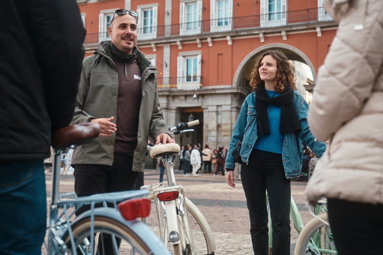 Madrid: Ruta Histórica Guiada en Bicicleta de Época con Tapas