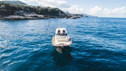 Capri: Private Bootsfahrt mit Schnorcheln und Inselaufenthalt