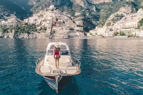 Capri: Private Boat Trip with Snorkeling and Island Stop