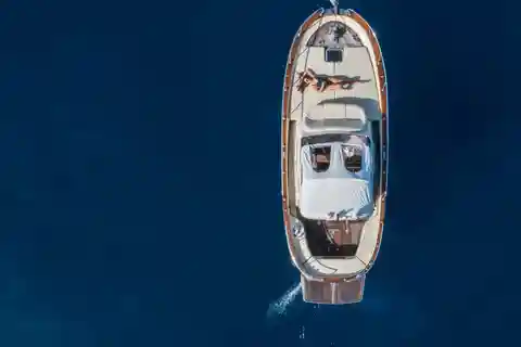 Capri: Private Boat Trip with Snorkeling and Island Stop