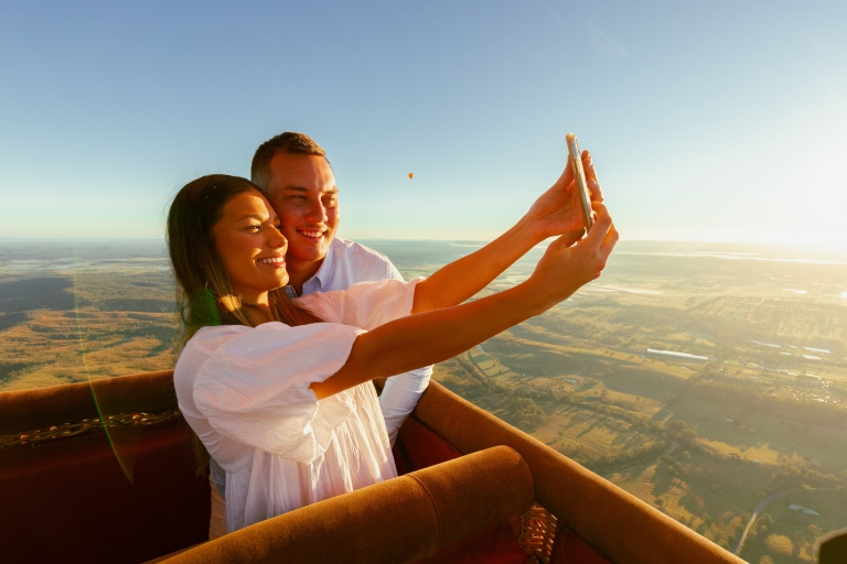 Gold Coast: Hot Air Balloon Ride with Breakfast and Bubbly Standard Option: Hot Air Balloon Ride with Breakfast