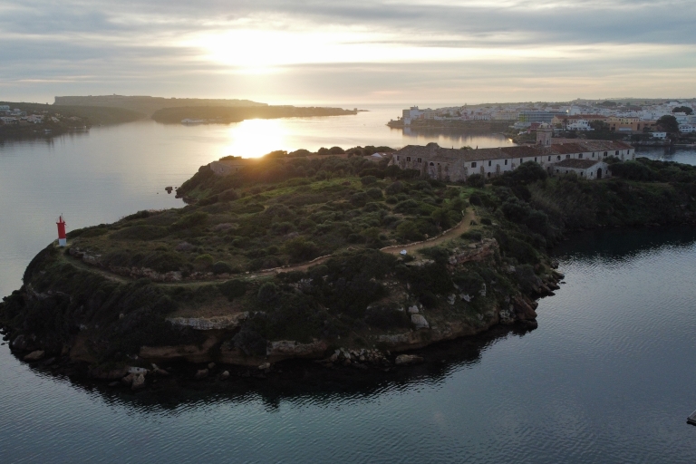 Menorca: Romantische zonsondergang in privé boot naar Puerto de MahónMenorca: romantische zonsondergang in privéboot met cava en zoet