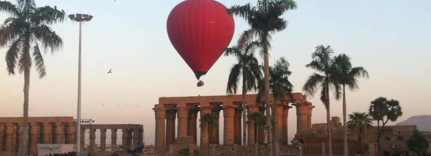 Visite de la vallée des rois en montgolfière Tombeaux en hatshpsuit Promenade en bateau