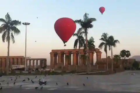 Visite de la vallée des rois en montgolfière Tombeaux en hatshpsuit Promenade en bateau