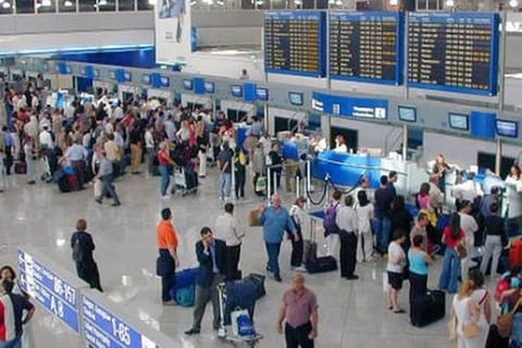 Dall'aeroporto di Atene: trasferimento privato di sola andata per il porto di Rafina