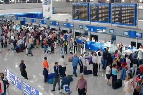 Vanuit de haven van Piraeus: privétransfer enkele reis naar de luchthaven van Athene