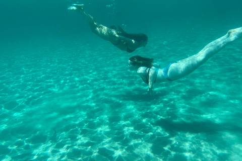 Cagliari: Bootstour mit 4 Badestopps, Schnorcheln und Prosecco