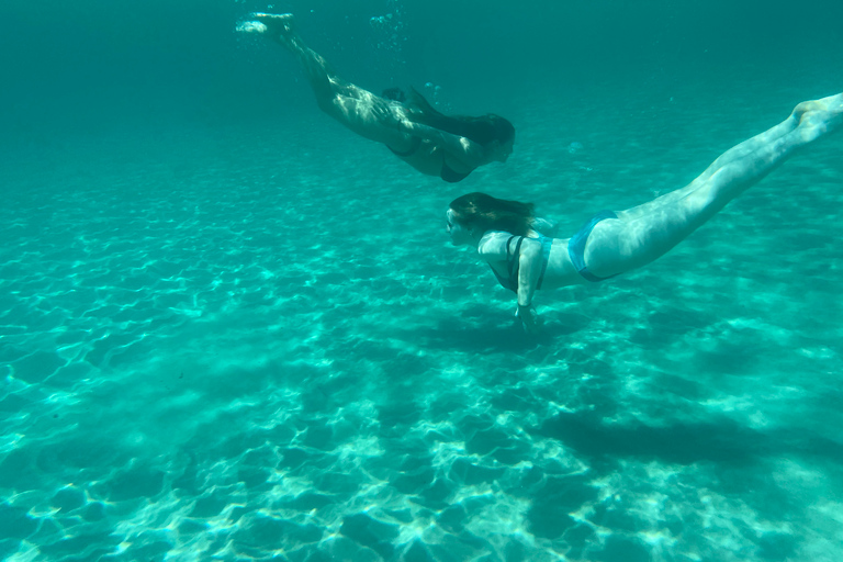 Cagliari: Bootstour mit 4 Badestopps, Schnorcheln und Prosecco